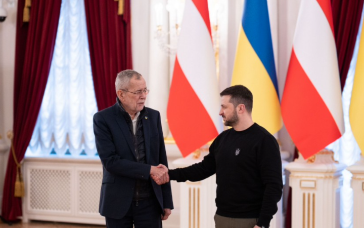 Австрія не може постачати зброю Україні, бо занедбала своє озброєння і має закріплений нейтральний статус, – президент