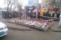 В Черкассах из-за сильного ветра на прохожих упал рекламный щит