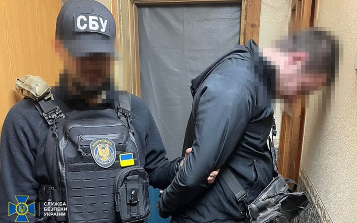 Затримали двох людей, яких підозрюють роботі на РФ та в репр