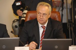 Янукович уволил первого зама Порошенко 