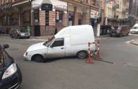 В центре Киева под колесами автомобиля провалился асфальт