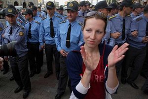 Беларусам разрешили аплодировать только ветеранам - остальных задержат