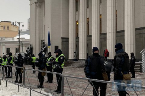 Возле Рады после вчерашних столкновений на митинге установили забор, ФЛП снова пришли на протест