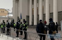 Возле Рады после вчерашних столкновений на митинге установили забор, ФЛП снова пришли на протест