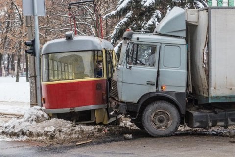 В Днепре грузовик протаранил трамвай