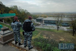У дата-центрі під вертолітним майданчиком Януковича проводять обшук