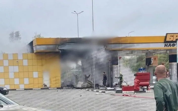 Росіяни вперше обстріляли заправку на заході країни, АЗС у Києві також під прицілом. Чи варто запасатися пальним? 