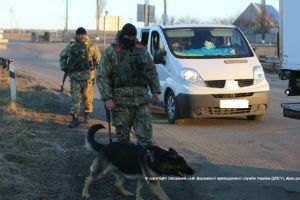 Пограничники задержали женщину, перевозившую на территорию боевиков 10 паспортов и 155 тыс. грн.