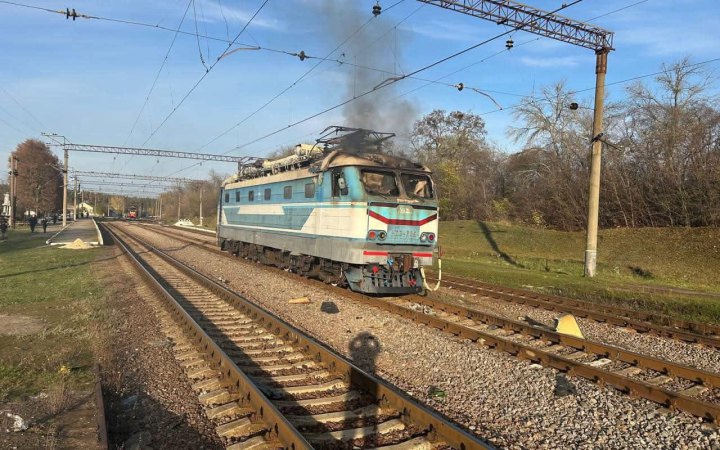Росіяни вдарили безпілотником по локомотиву на Харківщині