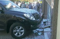 Девушка на джипе протаранила здание в центре Киева