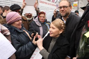 Тимошенко попросила свернуть палаточный городок под Печерским судом