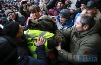 ​32 правоохранителя пострадали в результате столкновений под Октябрьским дворцом