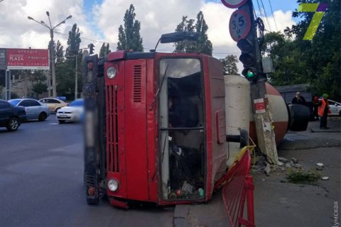 В Одессе на Люстдорфской дороге перевернулась бетономешалка