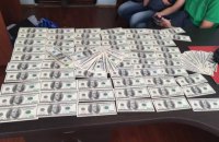 Следователя налоговой задержали за взятку 20 тыс. долларов