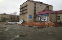 На Прикарпатті ураганним вітром повалило дерева і зірвало покрівлю ліцею, є постраждалі