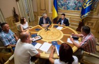 Зеленський зустрівся з сім'ями загиблих військових, яких слідство визнало самогубцями