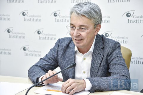 Министр культуры публично вакцинировался против ковида