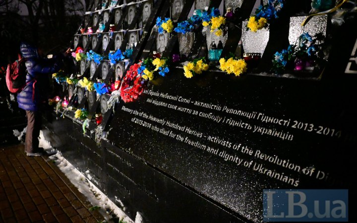 День Гідності та Свободи: на алеї Героїв Небесної Сотні поклали квіти та запалили лампадки
