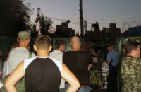 В Киеве местные жители снова сносят строительный забор, поставленный на месте детской площадки 