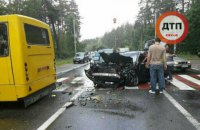 Біля площі Шевченка в Києві автомобіль врізався в маршрутку (оновлено)