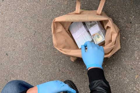 Депутата Полтавского райсовета задержали при получении $160 тыс. взятки
