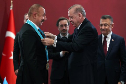 Эрдоган наградил президента Азербайджана орденом "За победу в Карабахе" 
