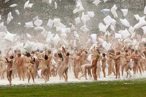 В замке под Брюсселем 800 голых людей дрались подушками