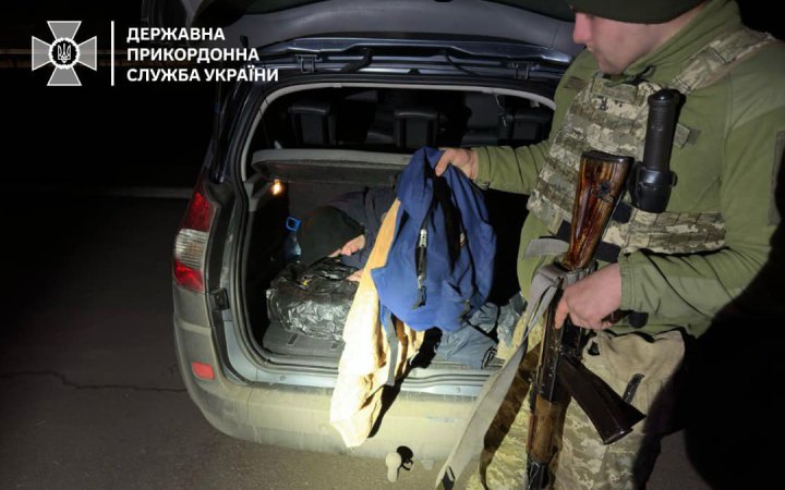 Прикордонники знайшли нелегала-втікача в багажнику автомобіля