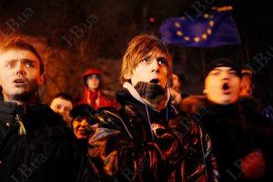 В Днепропетровске с ведрами на голове протестовали против скандальных законов