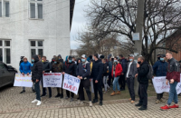 Возле 87-й ОИК собрались одновременно митинги сторонников Вирастюка и Шевченко