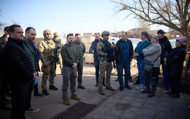 Зеленський прибув на Херсонщину і пообіцяв місцевим мешканцям швидку відбудову