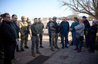 Зеленський прибув на Херсонщину і пообіцяв місцевим мешканцям швидку відбудову