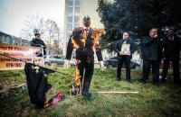 В Крыму сожгли чучело Бандеры и флаг УПА