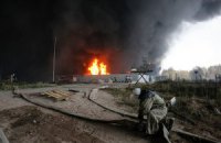 На нефтебазе продолжают гореть три резервуара из 17