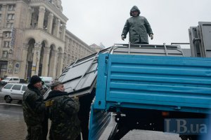 В Киеве коммунальщики помешали активистам Евромайдана смонтировать крышу над сценой