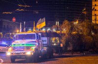Робочі взялися встановлювати новорічну ялинку на Софійській площі Києва
