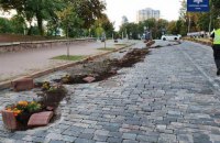 Нетверезий водій на Lexus зніс квітники на Алеї Героїв Небесної Сотні в Києві
