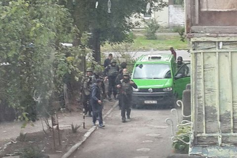 Полиция штурмовала квартиру подозреваемого в убийстве патрульных, его там не было (обновлено)