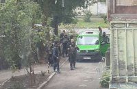 Полиция штурмовала квартиру подозреваемого в убийстве патрульных, его там не было (обновлено)