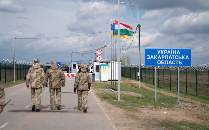 ​У пунктах пропуску на Закарпатті встановили бетонні блоки, щоб запобігти спробам прориву автівок через держкордон