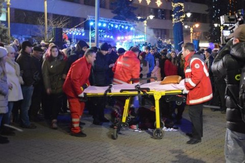 На открытии елки в Ивано-Франковске петарда попала в голову 17-летней девушке