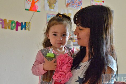 Конституционный суд признал законной отмену пособия по уходу за ребенком