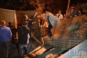 В Броварах попытка снести забор в парке закончилась дракой и кровью