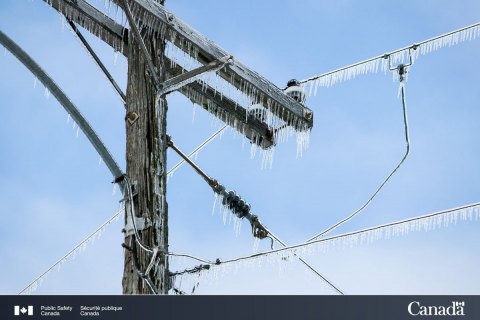 Из-за ледяного дождя в Торонто отменили обучение и 400 авиарейсов