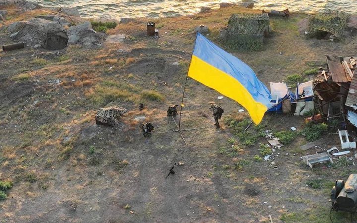 "Ніколи не визнаємо чужі кольори на своїй землі", – Зеленський привітав українців із Днем прапора