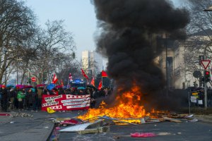 Около 90 полицейских ранены во время протестов у штаб-квартиры ЕЦБ