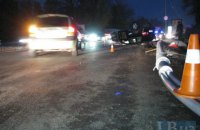 В Киеве на Броварском проспекте  внедорожник снес столб и перевернулся