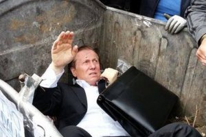 Толпа под Радой запихнула "регионала" Журавского в мусорный бак (обновлено)