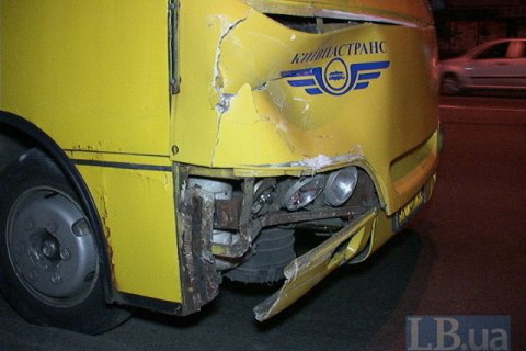 В Киеве маршрутка, полная пассажиров, протаранила автомобиль такси