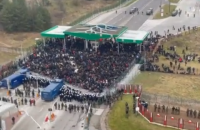 Мигранты из лагеря на белорусской границе пришли на польский КПП, Польша опасается штурма